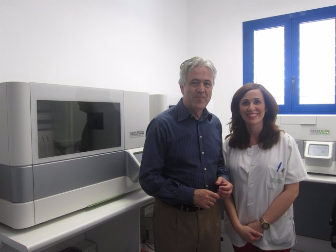 El doctor Emilio Alba, junto al secuenciador para el estudio de tumores