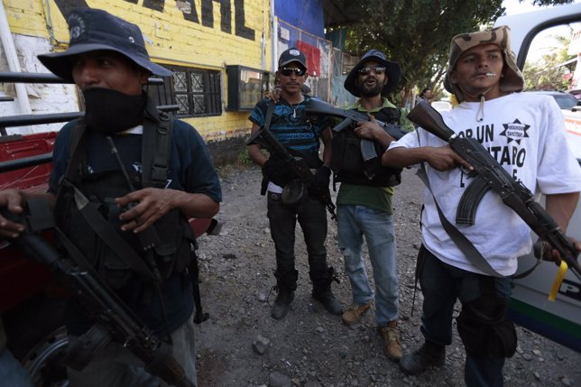 Civiles armados pertenecientes a grupos de autodfensa mexicanos de Michoacán.
