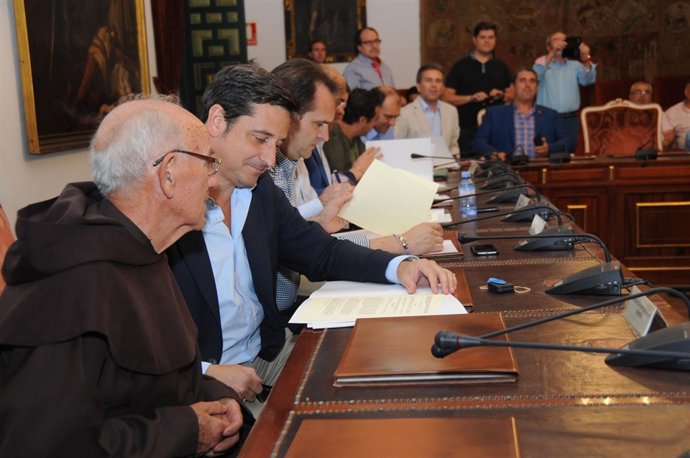 Algunos de los beneficiarios de los convenios durante la firma