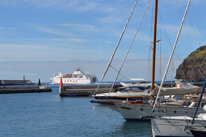 Un ferry de Naviera Armas abandona el muelle de San Sebastián