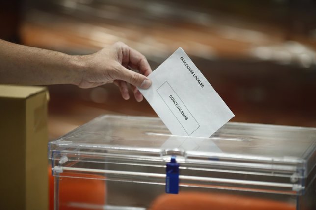 Elecciones municipales y autonómicas, comicios, votar, voto, papeletas, urnas