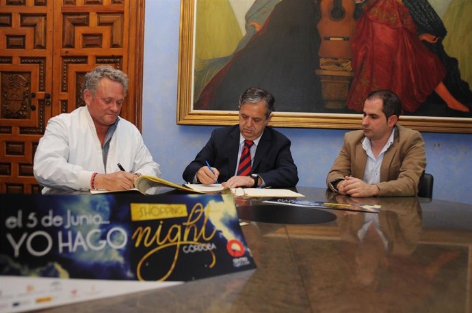 Fuentes (centro) y Blasco (izda.) firman el convenio