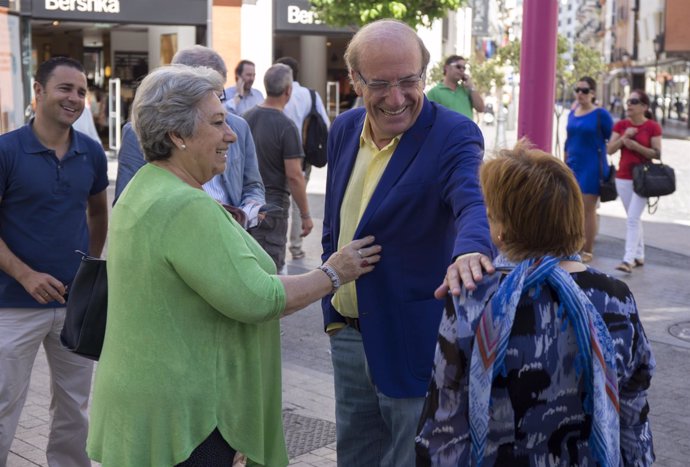El alcalde de Huelva, Pedro Rodriguez, presenta acciones de gobierno