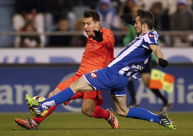 Luisinho pelea con Messi por un balón en Riazor