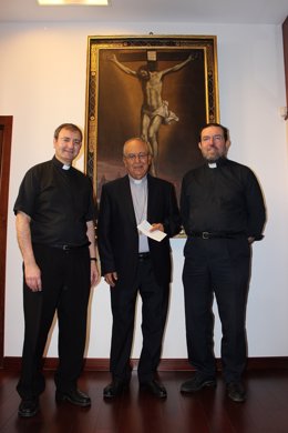 El obispo peruano muestra el cheque, entre dos miembros del Cabildo