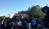 Monedero irrumpe en el mitin de cierre de Podemos y es aclamado por los miles de asistentes