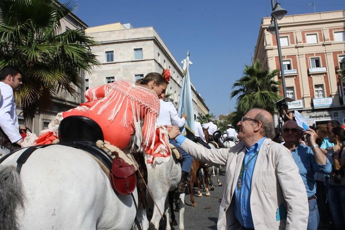 El alcalde de Huelva, Pedro Rodríguez, con la salida de la Hermanda de Huelva. 