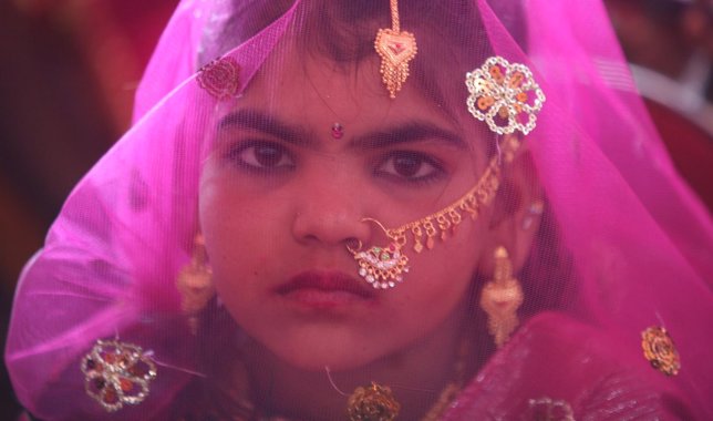 Una niña espera en su ceremonia de compromiso en la aldea india de Vadia