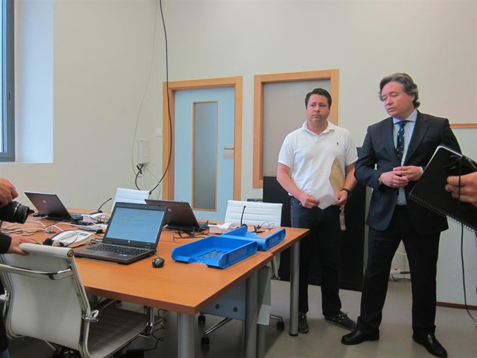 Santamaria muestra parte del dispositivo para el seguimiento de las elecciones