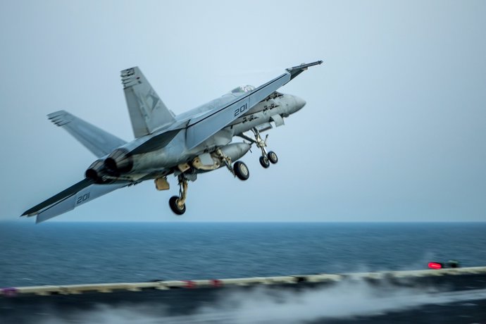 Caza F/A-18E Super Hornet despegando del 'USS Carl Vinson'