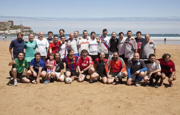 León (de pie, quinto  por la derecha).