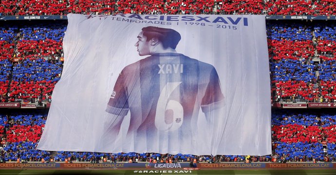 El Camp Nou homenajea a Xavi Hernández en el día de su despedida