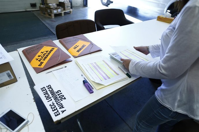 Elecciones municipales y autonómicas, comicios, votar, voto, papeletas, urnas