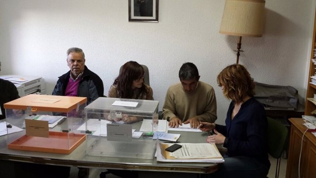 Mesa electoral en Villarroya