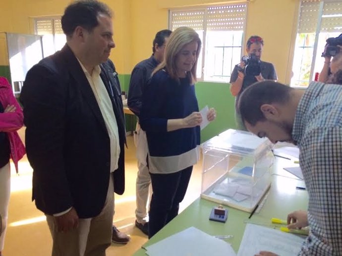 La ministra de Empleo y Seguridad Social, Fátima Báñez, vota municipales.