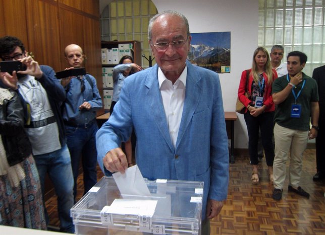 El alcalde de Málaga, Francisco de la Torre, votando el 24M