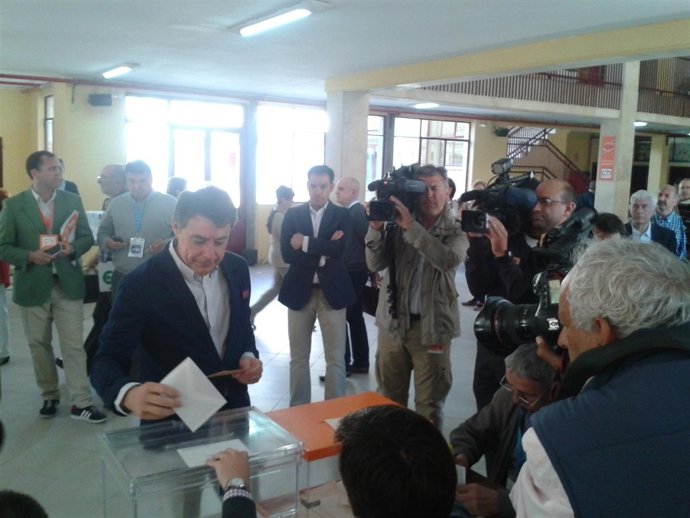 Ignacio González votando