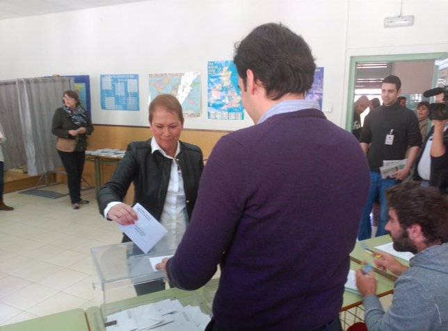 Uxue Barkos votando en Civivox Ensanche