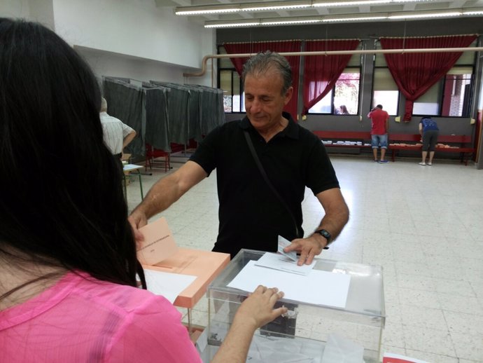 Pedro Escobar vota en Badajoz