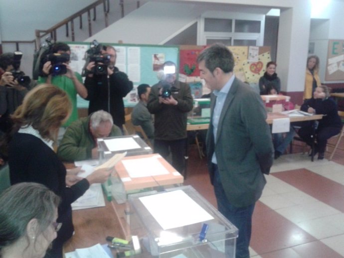 Fernando Clavijo antes de depositar su voto