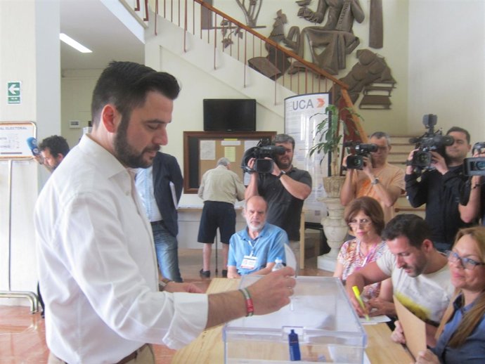 González (PSOE) ejerciendo su derecho al voto en la facultad de Medicina