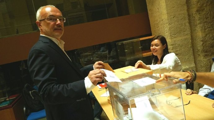 Montiel vota en la RACV