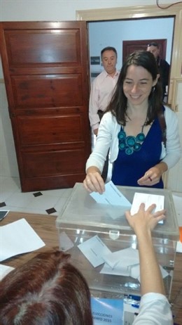 Marta Gutiérrez, de Vamos Granada, vota