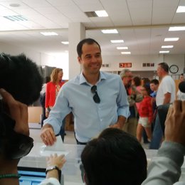 Ignacio Aguado votando