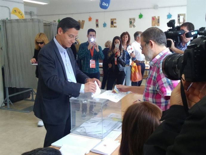 Luis Salvador, de Ciudadanos, vota