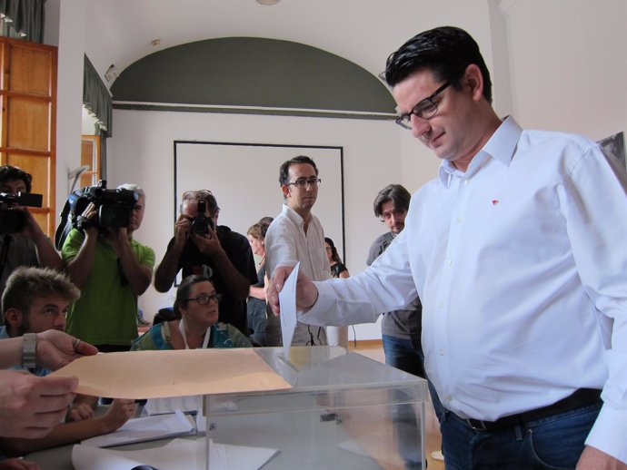 Pedro García (IU) deposita su papeleta en la urna