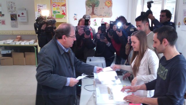 Herrera deposita su voto en las autonómicas de 2015