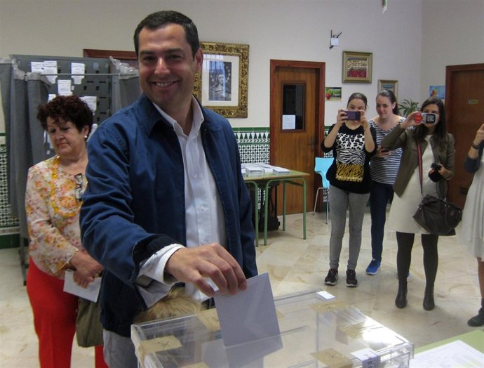 El presidente del PP-A, Juanma Moreno, votando el 24M en Málaga