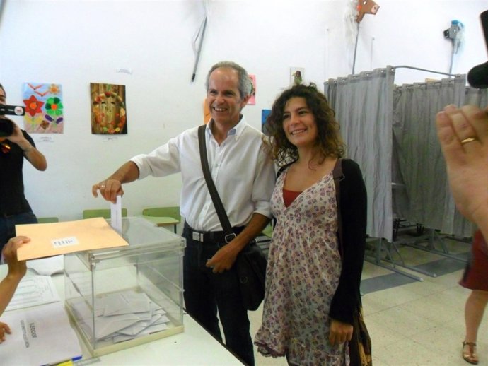 Rafael Bázquez (Ganemos Córdoba)  vota, acompañado de Vicky López