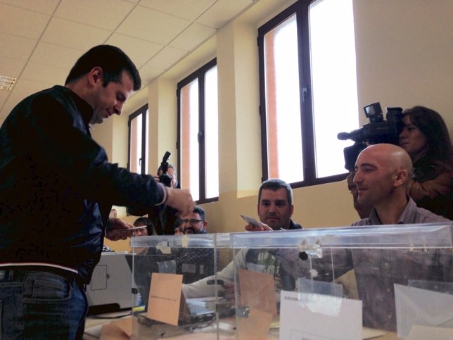 Tudanca deposita su voto en las autonómicas de 2015