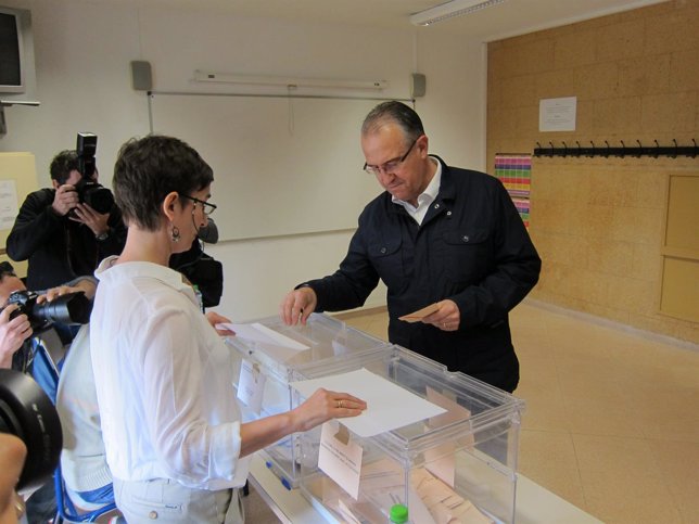 Enrique Maya votando.