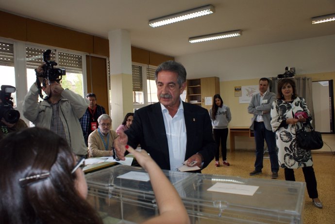 Miguel Ángel Revilla votando 