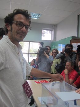 José María González (Podemos) ejerciendo su derecho al voto