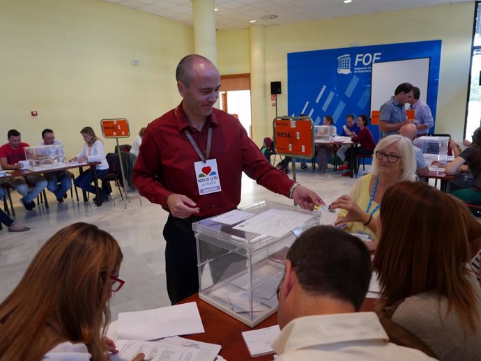 El candidato de Mesa de la Ría a la Alcaldía de Huelva, Rafael Gavilán, vota