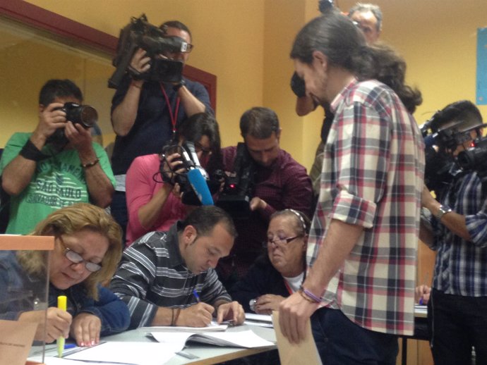 Pablo Iglesias ejerce su derecho al voto