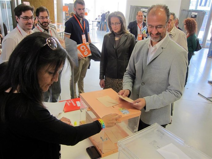 Luis Fuentes en el colegio electoral en Salamanca