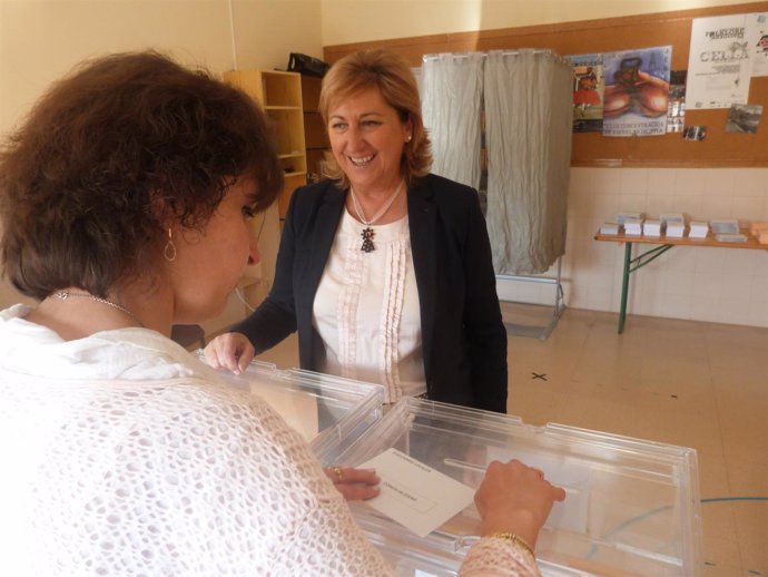 Carmen Pobo votando