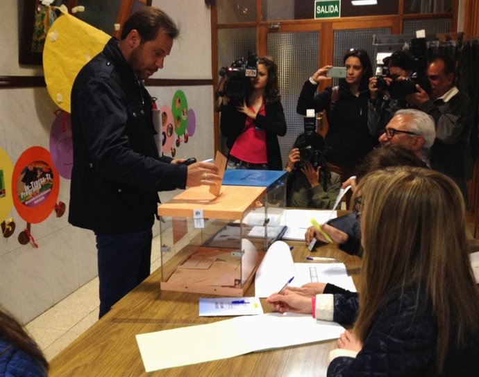 Oscar puente votando