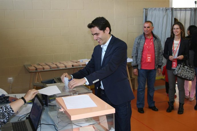 Pedro Casares votando en Santander 