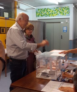 José Ignacio Gras (PSOE) depositando papeleta urnas