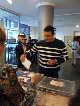 Pujante ejerciendo su derecho a voto