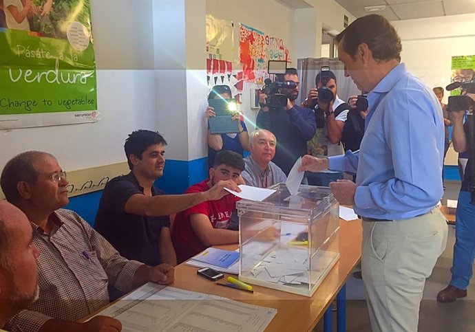 Hernando deposita su voto en el CEIP Nueva Almería