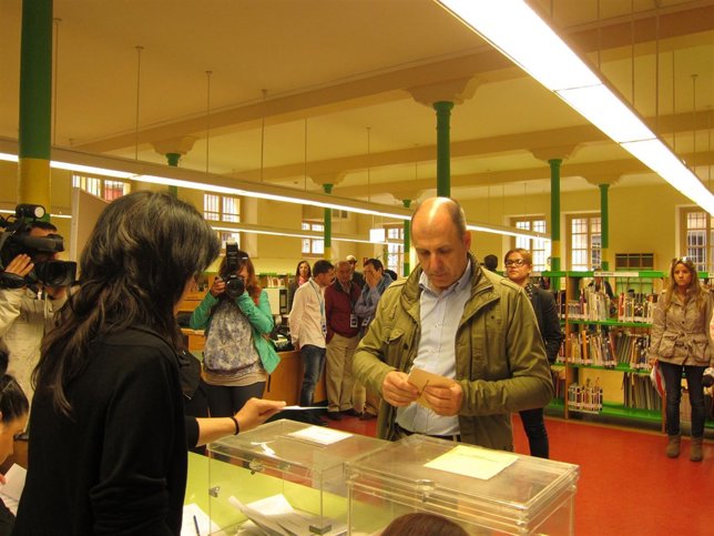 Miguel González de Legarra acude a votar