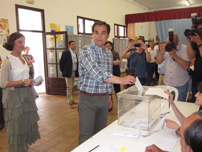 José Antonio Nieto vota en las elecciones municipales