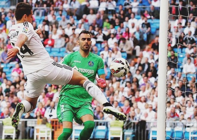 Chicharito marca un gol