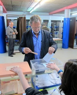 Manuel Saravia votando en el colegio Cardenal Mendoza